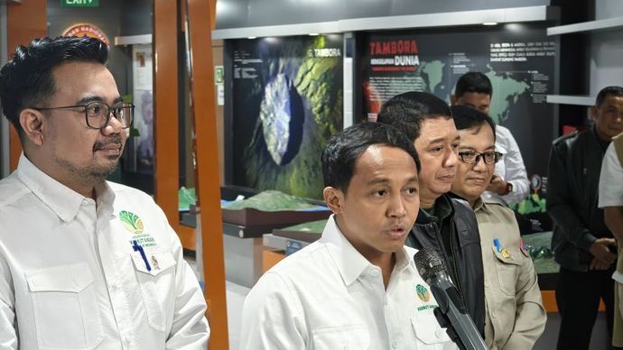Menteri Kehutanan Raja Juli Antoni (tengah) didampingi Kepala BNPB Suharyanto (dua kanan) dan perwakilan dari Ditjen Gakkum Kemenhut (pertama kiri) menjawab pertanyaan pewarta terkait penanganan kebakaran hutan dan lahan (Karhutla) nasional seusai ra