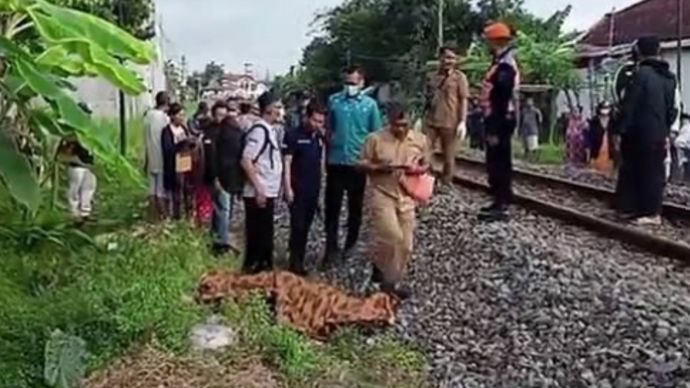 Seorang nenek di Kelurahan Bago ditemukan tewas di pinggir rel kereta api pagi ini (28/07) sekitar pukul 6.30 WIB, diduga jatuh karena terhempas angin dari kereta api yang melintas