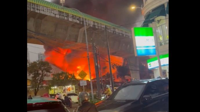 Kebakaran Pasar Taman Puring yang apinya menjangkau jalan layang khusus bus TransJakarta. 