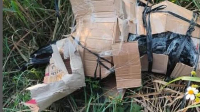 Warga Kedamean, Gresik digegerkan dengan penemuan mayat di Jalan Karangandong, Kedamean, Gresik. Mayat tersebut berada tepat di tepi jalan dengan kondisi terbungkus plastik dan kardus.