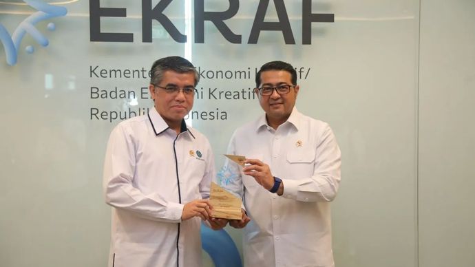 Menteri Ketenagakerjaan Yassierli dan Menteri Ekonomi Kreatif/Kepala Badan Ekonomi Kreatif Teuku Riefky Harsya saat menjalani pertemuan penjajakan kerja sama antara kedua kementerian di Jakarta, Senin, 28 Juli 2025.