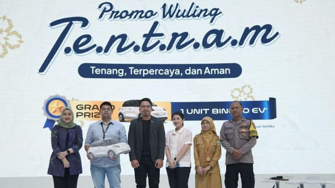 Wuling mengumumkan Devina Indra Syahbunan dari Wuling Bekasi Barat sebagai pemenang Grand Prize program &quot;T.E.N.T.R.A.M&quot;. (Foto: Istimewa)