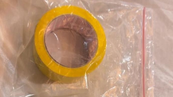 Lakban kuning yang digunakan untuk melilit kepala Arya Daru Pangayunan. 