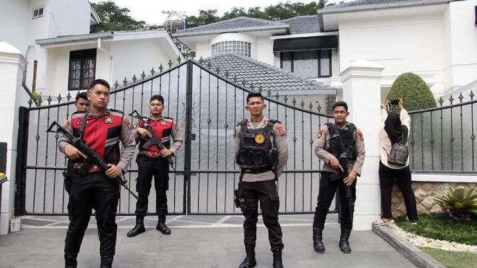 cdi gerbang rumah saat penyidik KPK melakukan penggeledahan terkait kasus dugaan korupsi proyek pembangunan jalan, di rumah pribadi Kepala Dinas PUPR Provinsi Sumatera Utara Topan Obaja Putra Ginting di kompleks Royal Sumatera, Medan, Sumatera Utara, Rabu, 2 Juli 2025. ANTARA FOTO/Yudi Manar/tom/am.