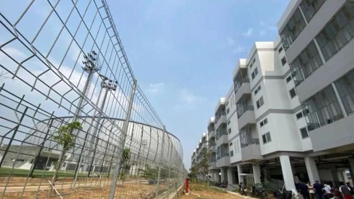 Jakarta International Studium (JIS) dan Kampung Susun Bayam yang berdampingan