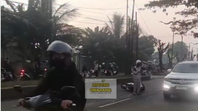 pemotor meregang nyawa di Jalan raya tambun