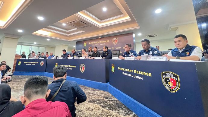 Konferensi Pers Kematian Diplomat Arya Daru