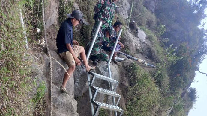 Tim gabungan saat melakukan perbaikan jalur pendakian dengan memasang tangga di Pelawangan Sembalun menuju Danau Segara Anak Gunung Rinjani, Senin (28/07/2025). ANTARA/HO-Humas Balai TNGR.