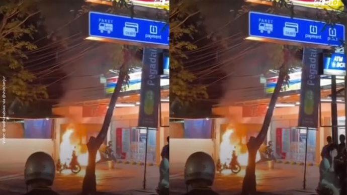 Sebuah sepeda motor terbakar di area parkir Indomaret JL. RSUD Sayang Cianjur, Bojongherang, Kecamatan Cianjur, Kabupaten Cianjur, pada Selasa malam, 29 Juli 2025, sekitar pukul 20:00 WIB. 