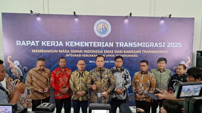 Menteri Transmigrasi (Mentrans) M Iftitah Sulaiman Suryanagara dan pejabat pemerintahan lainnya dalam konferensi pers di sela- sela Rapat Kerja Teknis Ketransmigrasian Nasional, di Bali Convention Center, Denpasar, Bali, Senin (29 Juli 2025). ANTARA/ Muhammad Heriyanto.