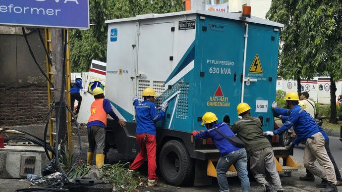 PLN dan Damkar Pulihkan Gardu Listrik