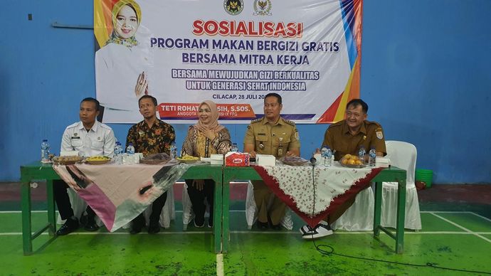 Sosialisasi MBG dengan mengangkat tema bersama 'Mewujudkan Generasi Sehat Indonesia' ini bertempat di di GOR Desa Layansari pada Senin, 28 Juli 2025.