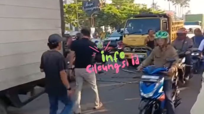 Lakalantas beruntun pada pagi ini di JL Raya Narogong Depan PT Reckit Limusnunggal yang melibatkan truk, Motor dan beberapa Mobil.