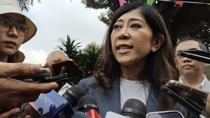 Menteri Komunikasi dan Digital (Menkomdigi) Meutya Hafid saat menjawab pertanyaan wartawan usai menghadiri acara Penandatanganan Nota Kesepahaman tentang Rencana Aksi Implementasi PP No. 17 Tahun 2025 tentang Tata Kelola Penyelenggaraan Sistem Elektronik dalam Pelindungan Anak untuk Penguatan Pelindungan Anak di Taman Mini Indonesia Indah, Jakarta Timur pada Kamis 31 Juli 2025. ANTARA/Farhan Arda Nugraha.