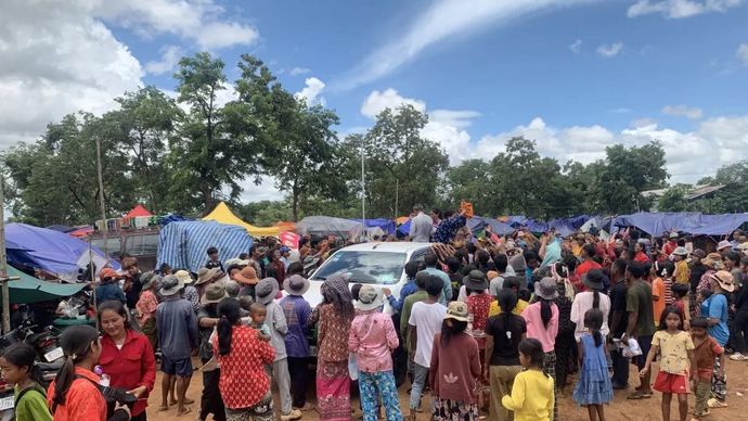 Warga Kamboja yang dievakuasi dari konflik perbatasan Kamboja-Thailand berkumpul untuk mendapatkan pasokan bantuan di tempat pengungsian di provinsi Oddar Meanchey, Kamboja, pada 29 Juli 2025. ANTARA/Xinjiang/Van Pov