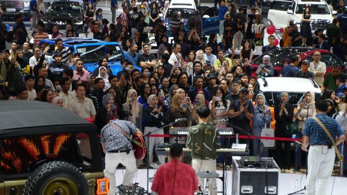 Sejumlah peserta pameran GIIAS 2025 menghadirkan artis-artis ternama Indonesia untuk menyapa dan menghibur pengunjung secara langsung. (Foto: Istimewa)