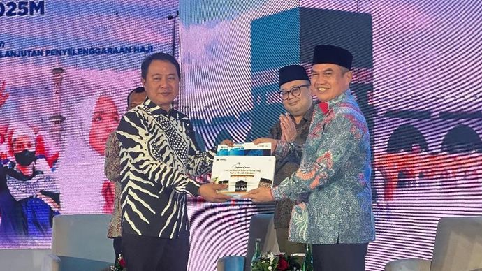 Irjen Kemenag Khairunas serahkan laporan hasil pengawasan kepada Dirjen PHU Hilman Latif pada Rakernas Evaluasi Penyelenggaraan Haji 1446 H/2025 M di Serpong, Selasa (29/7/2025)