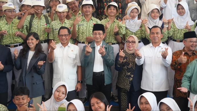 Menteri agama bersama para pelajar di TMII