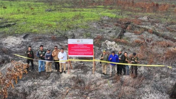 Pemasangan segel plang pengawasan kehutanan pada Kebakaran hutan pada areal PBPH PT FWL Kabupaten Sambas, Kalbar. ANTARA/HO-Kemenhut