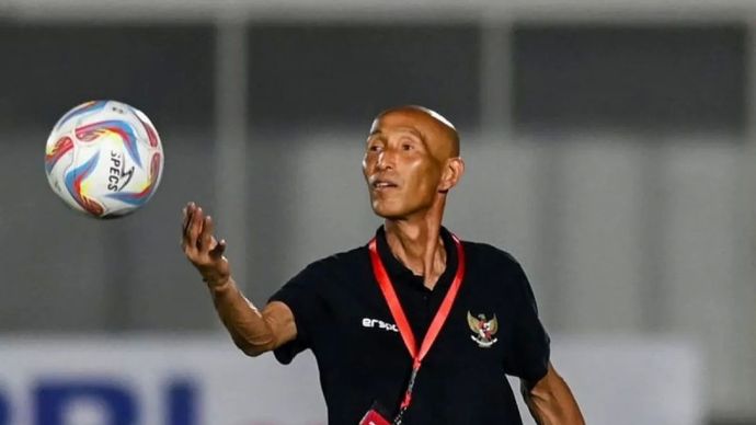 Arsip - Pelatih sepak bola Timnas putri Indonesia Satoru Mochizuki melempar bola saat berlangsungnya laga persahabatan melawan Timnas putri Singapura di Stadion Madya, Senayan, Jakarta, Jumat, 1 Agustus 2025.