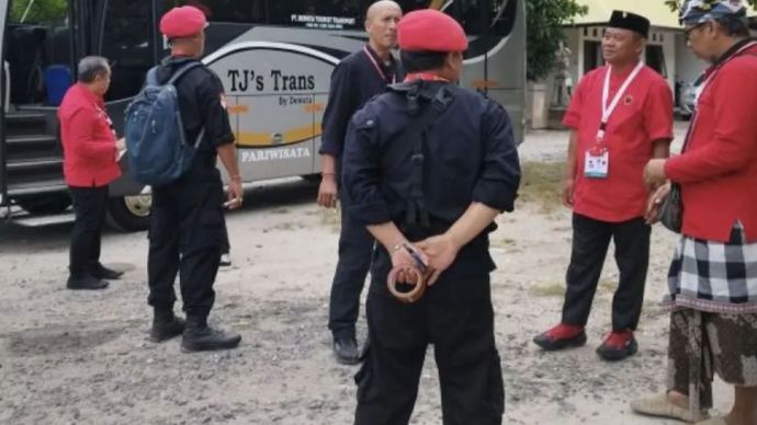 Sejumlah kader PDIP berkumpul menggunakan tanda pengenal bertuliskan Kongres 6 di salah satu area parkir hotel, kawasan Tanjung Benoa, Badung, Bali, Jumat (1/8/2025). (ANTARA/Bagus Ahmad Rizaldi)
