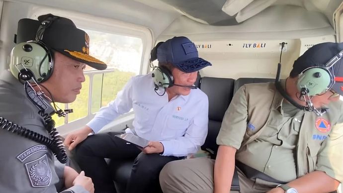 Menteri Lingkungan Hidup Hanif Faisol Nurofiq di dampingi Kepala BNPB Letnan Jenderal TNI Suharyanto dan Gubernur Kalbar Ria Norsan memantau Karhutla dengan helikopter, Jumat, 1 Agustus 2025. ANTARA FOTO /HO-Humpro Kalbar.