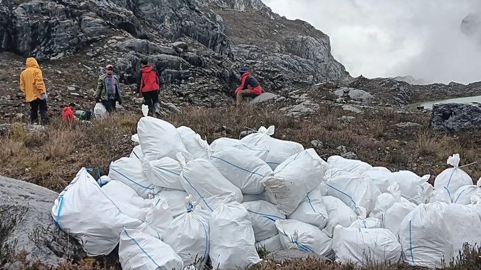 Karyawan PTFI terlibat dalam aksi bersih sampah di sepanjang jalur pendakian Puncak Carstensz Glacier dan Pyramid yang berlokasi di Basecamp Merren Valley Carstensz, Papua Tengah. ANTARA/HO-Corcomm PTFI