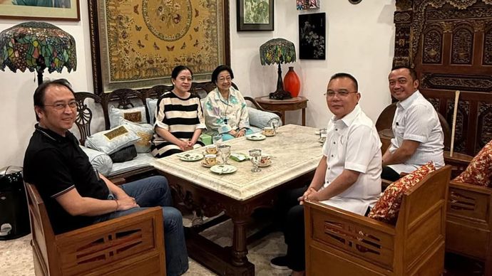 Wakil Ketua DPR Sufmi Dasco Ahmad, Menteri Sekretaris Negara Prasetyo Hadi, Ketua Umum PDIP Megawati Soekarnoputri, Ketua DPR RI Puan Maharani dan Ketua DPP PDIP Prananda Prabowo. 
