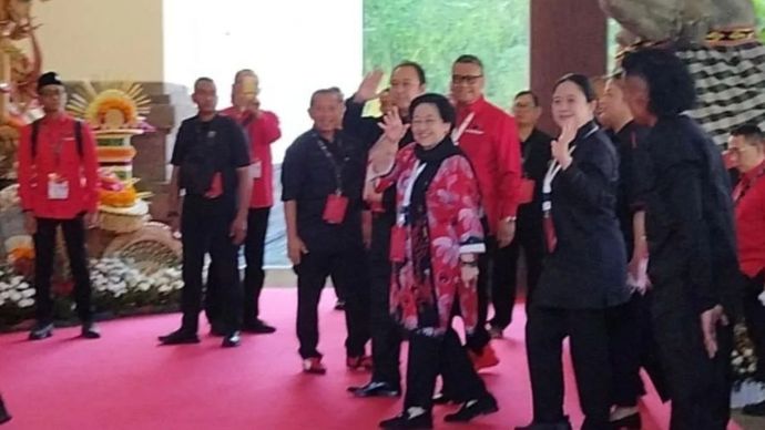 Ketua Umum PDIP Megawati Soekarnoputri bersama Prananda Prabowo dan Puan Maharani tiba di lokasi Kongres Ke-6 PDIP di Bali Nusa Dua Convention Center, Badung, Bali, Sabtu (2/8/2025).