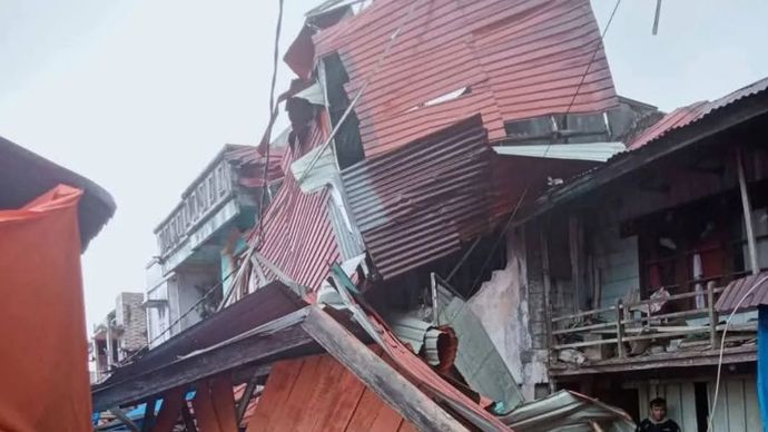 Bangunan rumah penduduk di Desa Batang Sangir Kawasan Pasar Kersik Tuo Kacamatan Kayu Aro Kerinci rusak di sapu angin puting beliung, Sabtu (2/7/2025). Sekitar pukul 14:30 WIB. Angin kencang melanda kawasan itu, selain merusak bangunan, angin puting beliung turut merobohkan sejumlah pohon sehingga membuat lalu lintas jalan Jambi-Sumbar via Kerinci-Solok Selatan mengalami kemacetan.