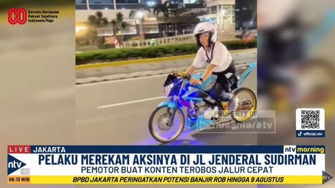 Seorang pengendara motor terobos jalur cepat di Jalan Jenderal Sudirman, Jakarta Pusat, viral di media sosial.&nbsp;