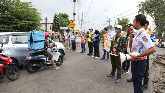 PT Kereta Api Indonesia (Persero) Daerah Operasi 1 Jakarta mengadakan kegiatan sosialisasi keselamatan di JPL 8C, yang terletak pada petak jalan antara Stasiun Bojong Indah dan Stasiun Rawa Buaya, tepatnya di KM 8+2/3, Jalan Bojong Indah Raya, pada Minggu 3 Agustus 2025. Kegiatan ini dilakukan dalam rangka meningkatkan kesadaran masyarakat akan pentingnya keselamatan di perlintasan kereta (sebidang). ANTARA/HO-PT KAI Daop 1 Jakarta.
