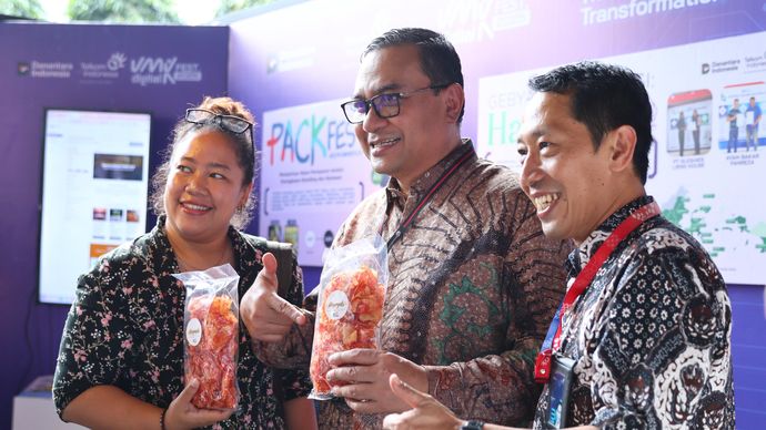 Direktur Human Capital Management Telkom Henry Christiadi bersama SGM Social Responsibility Telkom Hery Susanto dan salah satu UMKM Binaan yang turut menyemarakkan UMK Digital Fest 2025 yang diselenggarakan di Vertical Garden, Telkom Landmark Tower Jakarta. Senin, 4 Agustus 2025.