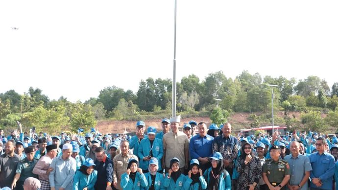 Menteri Transmigrasi (Mentrans) RI Muhammad Iftitah Sulaiman Suryanagara berfoto bersama dengan mahasiswa Kuliah Kerja Nyata (KKN) Universitas Maritim Raja Ali Haji (Umrah) di Pulau Dompak, Tanjungpinang, Kepri, Senin, 4 Agustus 2025.
