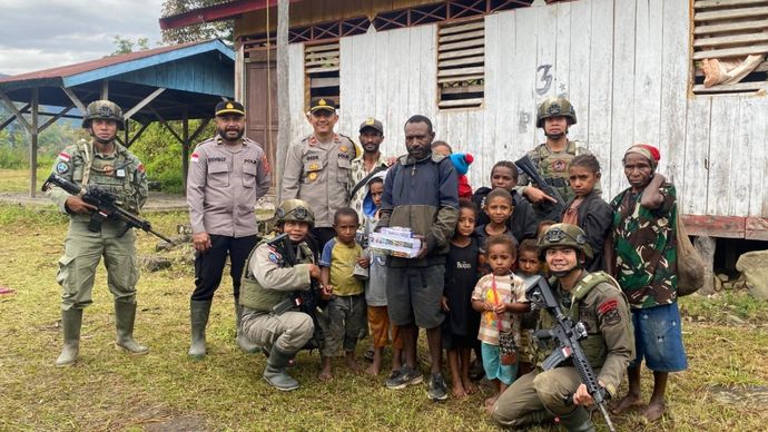 Satgas Operasi Damai Cartenz-2025 salurkan bantuan ke warga Papua Pegunungan. 