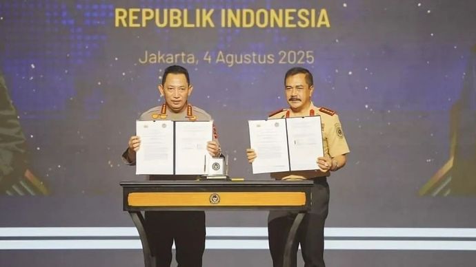 Menteri Imigrasi dan Pemasyarakatan Agus Andrianto (kanan) bersama Kapolri Jenderal Polisi Listyo Sigit Prabowo (kiri) menandatangani nota kesepahaman di Jakarta, Senin (4/8/2025)