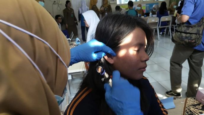Tenaga medis Dinas Kesehatan Tangerang Selatan memeriksa telinga salah satu siswi SMAN 6 Tangerang Selatan dalam agenda kick off CKG Sekolah, Senin 4 Agustus 2025. (ANTARA/Andi Firdaus)