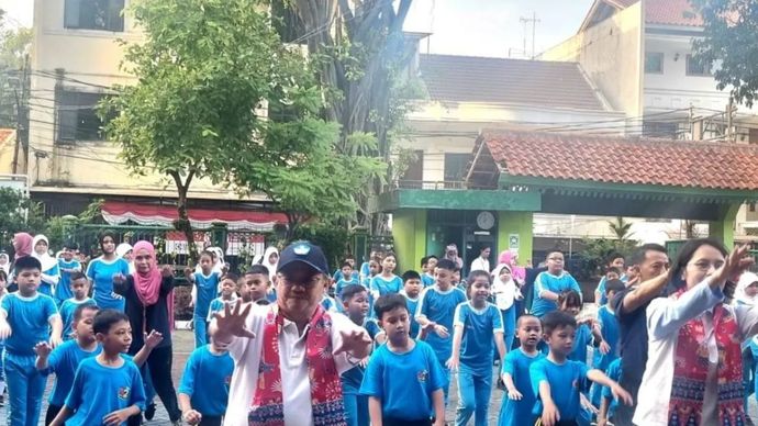 Menteri Pendidikan Dasar dan Menengah (Mendikdasmen) Abdul Mu'ti (kedua dari kiri) melakukan Senam Anak Indonesia Hebat guna membuka pelaksanaan Cek Kesehatan Gratis Sekolah di SDN Cideng 02, Jakarta Pusat pada Senin (4/8/2025). 