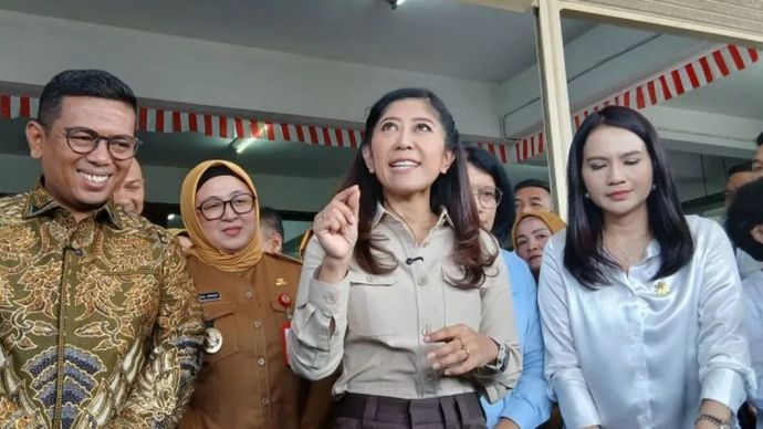 enkomdigi Meutya Hafid (tengah) memberikan keterangan pers setelah meninjau pelaksanaan CKG di SMPK Penaburan di Gading Serpong, Kabupaten Tangerang, Banten, Senin (4/8/2025).