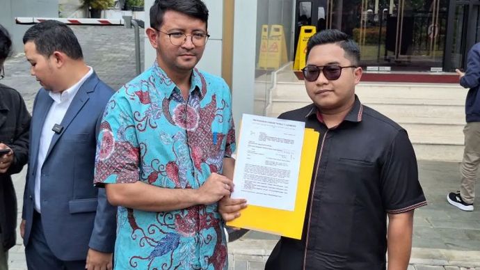 Kuasa hukum mantan Menteri Perdagangan Thomas Trikasih Lembong alias Tom Lembong melaporkan tiga hakim, yang memvonis dirinya bersalah dalam kasus importasi gula, ke Mahkamah Agung (MA), Senin, 4 Agustus 2025.