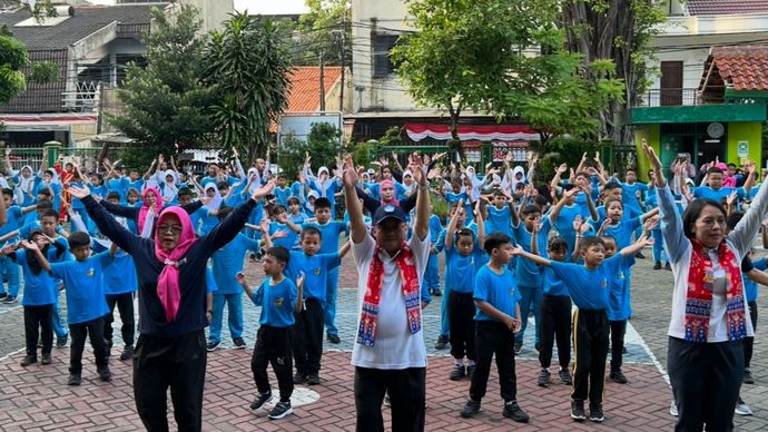 Mendikdasmen Abdul Mu'ti Senam dan Nyanyikan Lagu Ciptaannya Bareng Siswa-Siswi SDN 02 Cideng