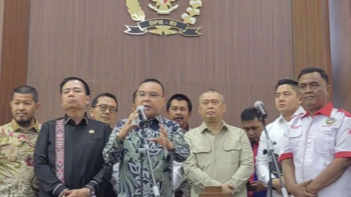 Wakil Ketua DPR RI Sufmi Dasco, bersama Pemerintah yang diwakili Menteri Perhubungan (Menhub) RI Dudy Purwagandhi, pimpinan Komisi V DPR RI, dan sejumlah asosiasi pengemudi logistik memberikan keterangan pers di Kompleks Parlemen, Senayan, Jakarta, Senin, 4 Agustus 2025.