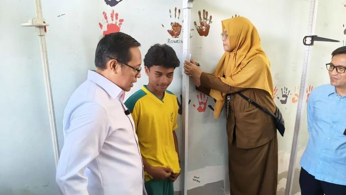 Kepala Kantor Komunikasi Kepresidenan (PCO) Hasan Nasbi saat meninjau pelaksanaan pengukuran tinggi berat badan siswa dalam program Cek Kesehatan Gratis di SMAN 6 Tangerang Selatan, Senin 4 Agustus 2025. (ANTARA/Andi Firdaus)