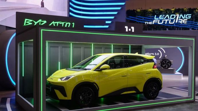 Pengunjung mengamati mobil listrik BYD Atto 1 pada pameran otomotif Gaikindo Indonesia International Auto Show (GIIAS) 2025 di Indonesia Convention Exhibition (ICE) BSD, Kabupaten Tangerang, Banten, Jumat (25/7/2025). Berdasarkan data Gaikindo penjualan mobil listrik berbasis baterai sepanjang semester I/2025 mencapai 35.846 unit.