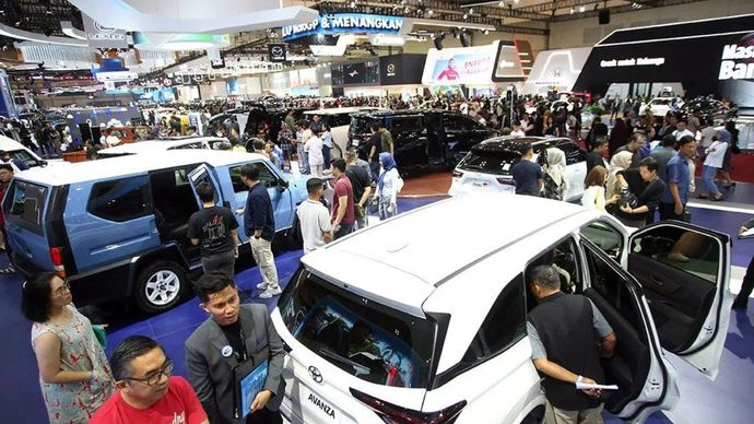 Pengunjung mengamati mobil-mobil pada hari terakhir pameran otomotif GIIAS 2025 di Indonesia Convention Exhibition (ICE) BSD, Serpong, Kabupaten Tangerang, Banten, Minggu (3/8/2025). 