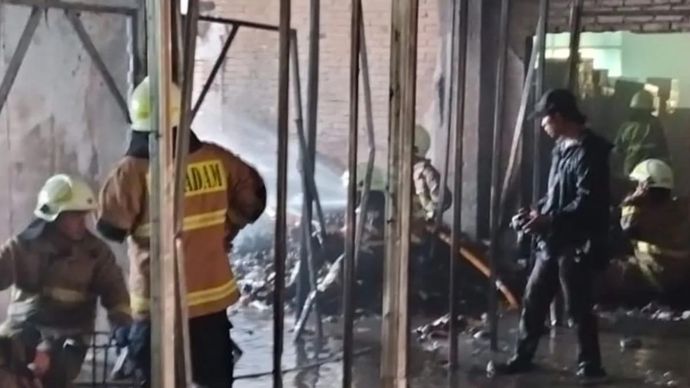 Petugas Gulkarmat memadamkan api yang membakar ruko di kawasan Mangga Dua Square Kelurahan Ancol, Kecamatan Pademangan, Kota Jakarta Utara, Senin 4 Agustus 2025. ANTARA/HO-Gulkarmat Jakut dan Kepulauan Seribu