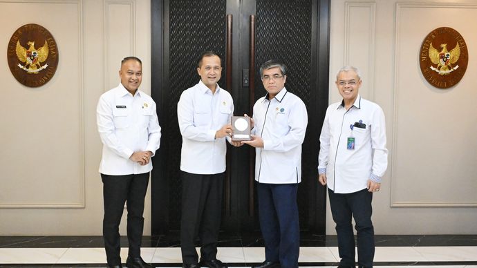 Menteri Transmigrasi M. Iftitah Sulaiman Suryanagara dan Menteri Ketenagakerjaan Yassierli dalam audiensi di Kantor Kemnaker. 