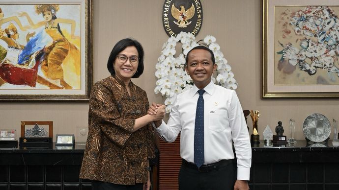 Menteri Keuangan Sri Mulyani Indrawati dan Menteri ESDM Bahlil&nbsp;Lahadalia.