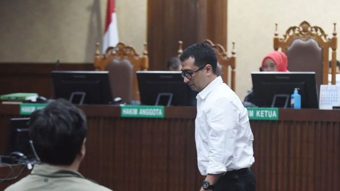 Dua dari tiga terdakwa kasus dugaan korupsi pengadaan alat pelindung diri (APD) COVID-19 Budi Sylvana (kanan) dan Satrio Wibowo (kiri) menjalani sidang pembacaan putusan di Pengadilan Tipikor, Jakarta, Kamis (5/6/2025).