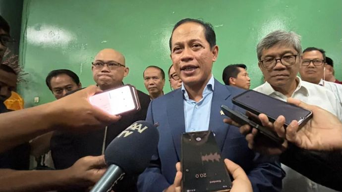 Menteri LH/Kepala BPLH Hanif Faisol Nurofiq memberikan keterangan kepada wartawan usai acara Deklarasi Komitmen Generasi Lingkungan yang tergabung dalam program Adiwiyata se-Jakarta Utara di Jakarta, Selasa (5/8/2025)